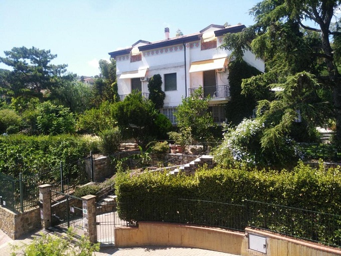 B&B con giardino e colazione inclusa a Sanremo Via Padre Semeria 490, 18038 Sanremo