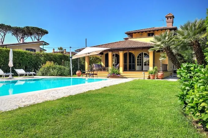 B&B con giardino, piscina e terrazza a Forte dei Marmi Via Sant'Elme 37, 55042 Forte dei Marmi