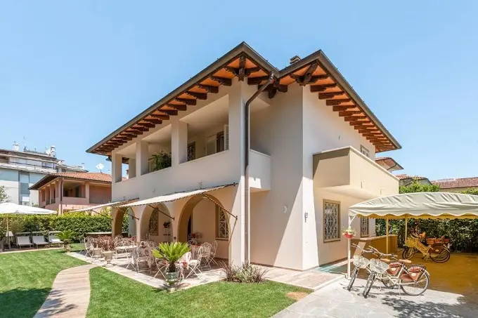 B&B con giardino e balcone a Forte dei Marmi Via Lorenzo de Medici 8/A , 55042 Forte dei Marmi