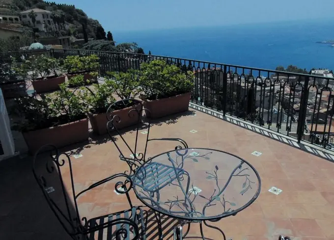 B&B con balcone vista mare a Taormina Via Leonardo da Vinci 55, 98039 Taormina, Italia