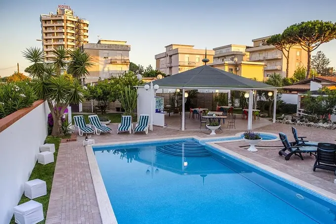 B&B con giardino e piscina a Terracina Via Pontina Km 106,500, 04019 Terracina