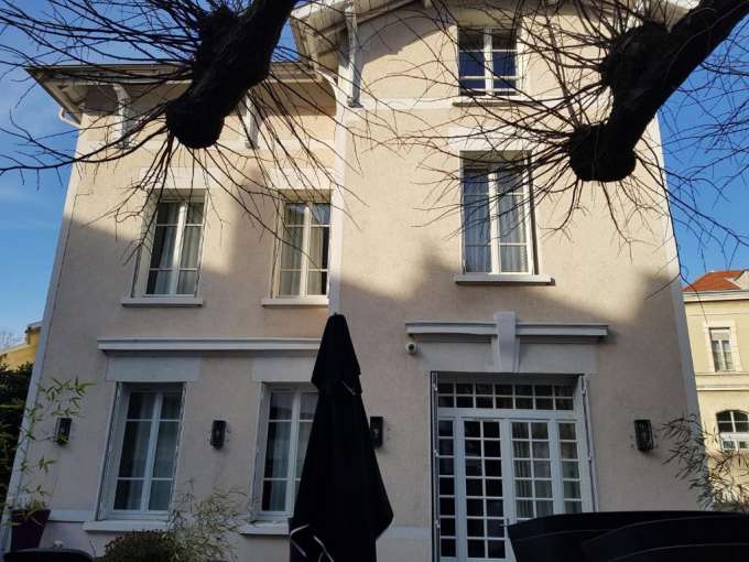 Il B&B Chambre d'hôte Croix-Rousse è situato a Lione, a 1,5 km dal Museo delle Belle Arti e a 3,8 km dal Teatro Romano di Fourvière, offre Wi-Fi gratuito.