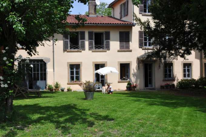 Il B&B Le Jardin de Beauvoir è situato nel centro storico di Lione, a soli 250 metri dal Teatro Romano, occupa una tipica residenza ottocentesca immersa in un giardino fiorito.