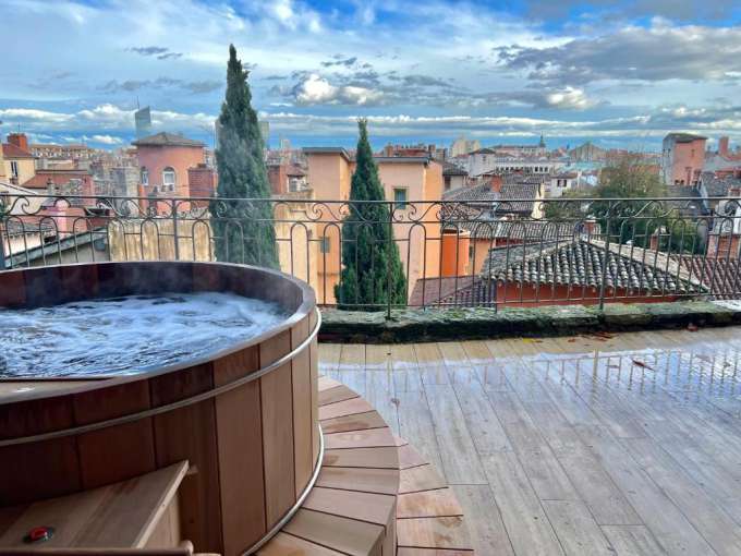 Il B&B MiHotel - La Maison Rose è situato nel centro di Lione, offre una terrazza, aria condizionata, Wi-Fi gratuito e TV a schermo piatto.