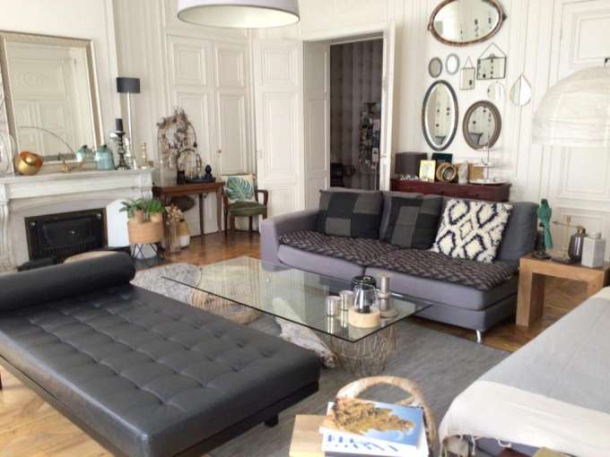 Il B&B Une nuit au second Chambre d'hôtes è situato nel cuore di Lione, al 2° piano di un palazzo del XIX secolo, a meno di 1 km da Place Bellecour.